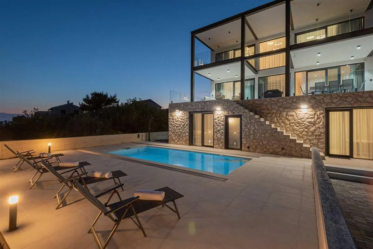 Villa Serena Luxury Seafront Escape With Pool Privlaka   Privlaka (Zadar)