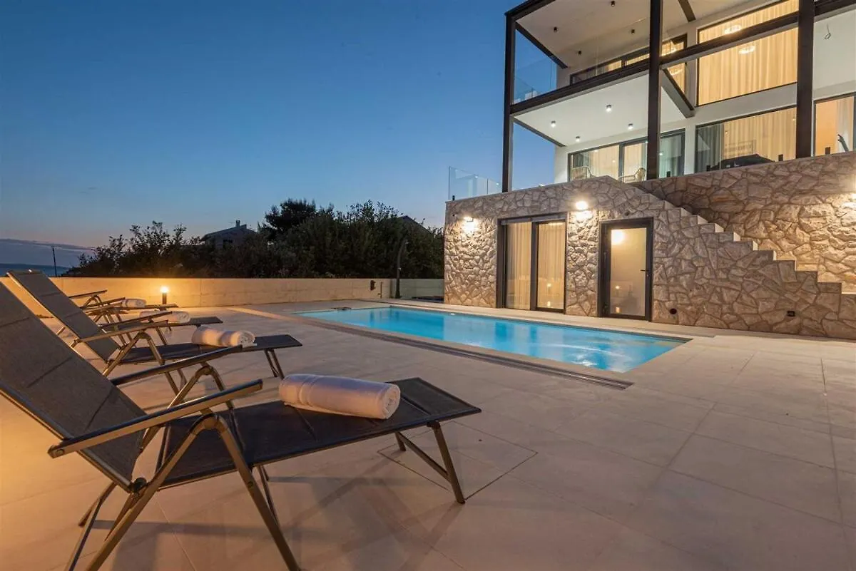 Villa Serena Luxury Seafront Escape With Pool Privlaka